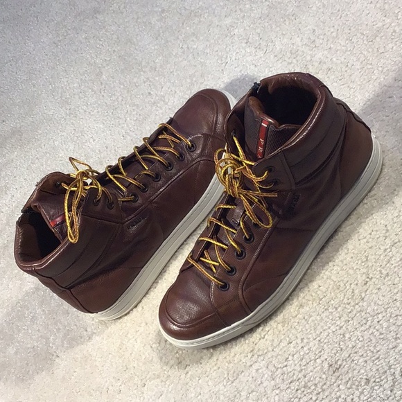 Prada in brown grained leather. - Picture 3 of 6